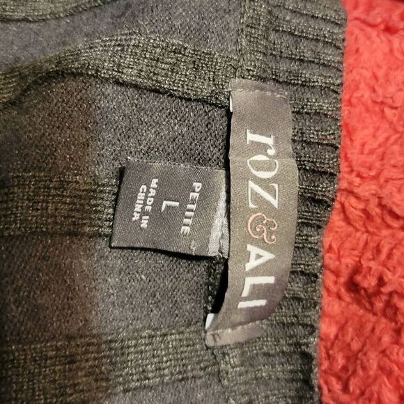 Roz & Ali Rouched Buttoned Gray Top Women's Size Petite Large - Picture 5 of 6